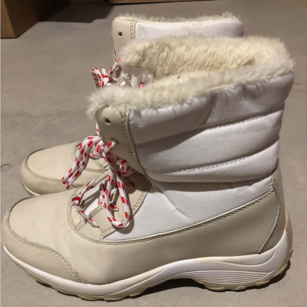 No specific brand white snow boots